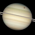 Vue au niveau des anneaux montrant différentes sphères blanches ou rouges devant Saturne.