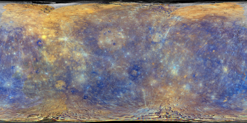 Photo de l'ensemble de la surface en projection cylindrique utilisant trois couleurs pour représenter les principales différences de composition et de surface