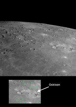 Photo de la surface avec en inclusion un gros plan sur le cratère