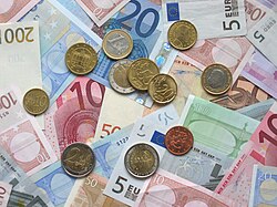 Pièces et billets en euros ; les pièces sont émises par plusieurs des États membres de la zone euro et les billets sont communs à l'ensemble des États membres de celle-ci.