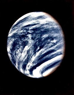Vue en ultraviolets de la planète, on peut observer les nuages.