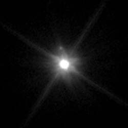 Un gros point blanc lumineux entouré d'une sorte d'aura ; un petit point gris est visible.