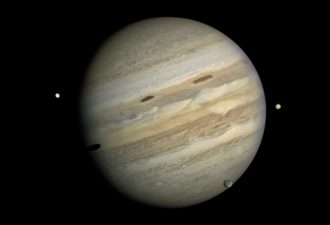 Jupiter et ses lunes Europe (gauche), Ganymède (centre) et Io (droite).