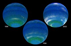 Trois images de 1998 à 2002, la structure nuageuse au pôle sud devient de plus en plus grande et blanche.