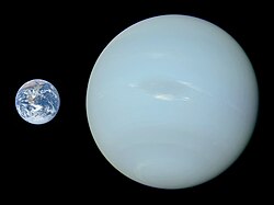 Neptune et la Terre représentées à l'échelle côte à côte