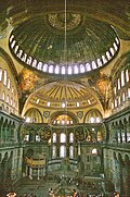 Intérieur de Sainte-Sophie de Constantinople (actuelle Istanbul). La coupole, datant du VIe siècle culmine à 55 mètres au-dessus du sol.