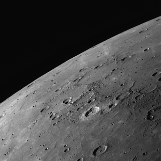 Photo de la surface de Mercure avec son centre un cratère sur fond d'espace noir