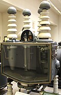 Vue en coupe d'une diode à vapeur de mercure à cuve d'acier de première génération. Son courant nominal est 30 A, sa tension nominale 50 kV.