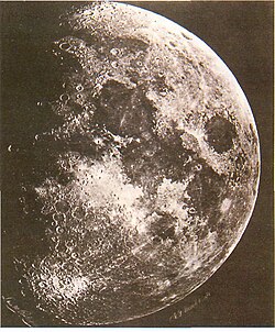 Image légèrement floue et sépia de la Lune.
