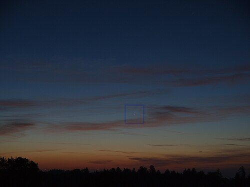 Photographie en couleur d'un ciel de début de journée dans lequel on peut apercevoir Mercure.