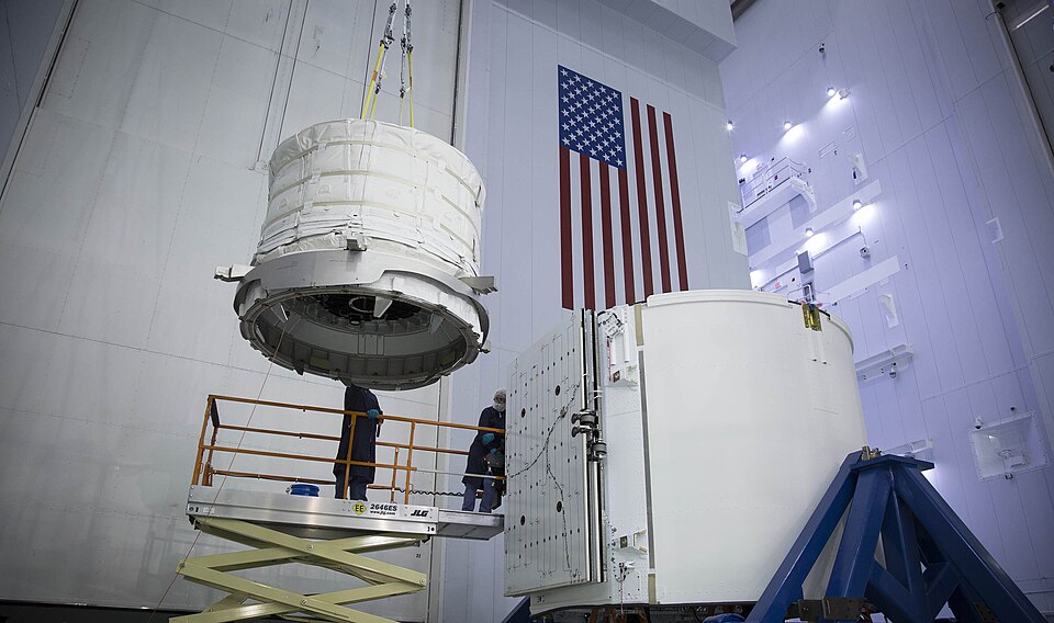 Mise en place du module BEAM dans la partie non pressurisée du vaisseau