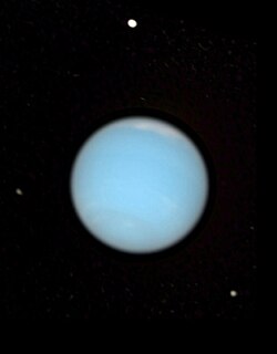Photo de Neptune entourée de quatre de ses lunes, visibles en blanc.