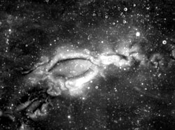 L'image est sombre à part une zone très brillante et sinueuse.