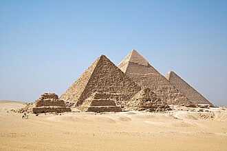 Les trois grandes pyramides du plateau de Gizeh, érigées sous la IVe dynastie.