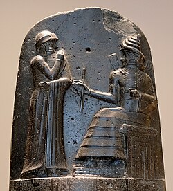 Le roi Hammurabi de Babylone (1792-1750 av. J.-C.) face au dieu Shamash, détail de la stèle du Code de Hammurabi. Musée du Louvre.