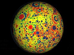 Image de la Lune montrant de nombreuses couleurs, notamment du rouge, du vert et du jaune, des points bleus étant à la place des cratères.