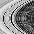 Spokes sombres sur l'anneau B photo prise par la sonde Cassini du côté non éclairé des anneaux. À gauche de la partie centrale de la photo, deux lacunes sont visibles (la plus importante est la lacune de Huighens)