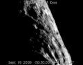 Astéroïde Éros survolé par la sonde NEAR, le 19 septembre 2000.