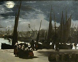 De nombreux bateaux échouée. De la neige recouvre le sol et la pleine lune est très visible.