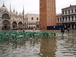 Photographie montrant une inondation dans la ville de Venise, en Italie,