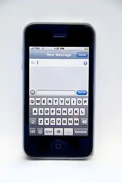 téléphone cellulaire avec un clavier pour envoyer un message