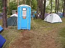 toilette mobile transformée en point d'accès à internet