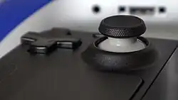Vue rapprochée du D-pad et sticks analogiques du Steam Deck