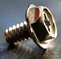 Vis 6-32 à tête hexagonale à embase THE et empreinte Phillips de taille 2.