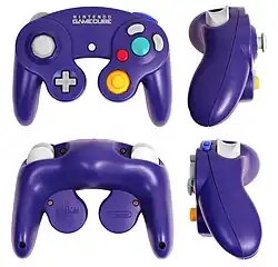 Photo représentant une mannette de Nintendo GameCube Indigo vu de différent angle et face.