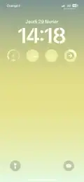Capture d’écran de l’écran de verrouillage d’un iPhone 14 tournant sous iOS 17