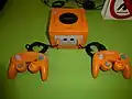 GameCube avec manettes, dans la couleur "Spice" (orange) uniquement commercialisé au Japon