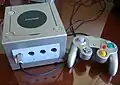 Nintendo GameCube avec manettes, dans la couleur "Platinium" (silver).