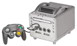 Photo représentant un Panosonic Q avec une manettre GameCube branché en façade.
