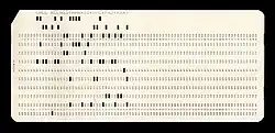 Carte rectangulaire beige clair avec dans le sens de la longueur 10 lignes constituées chacune d'une suite de chiffre identique, de 1 à 10. Des perforations verticales font disparaître certains de ces chiffres