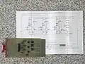 Exemple de carte Flip-Chip en logique discrète, ici une bascule et son schéma associé. Les processeurs du PDP-8 et 8/S sont formés de plusieurs centaines de ces cartes.