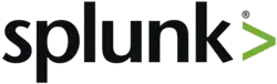 Le logo de Splunk est composé du nom de l'entreprise en police de caractère sans serif, suivi du symbole mathématique “plus grand que” en vert clair.