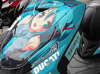Scooter Yamaha à l'effigie d'Hatsune Miku.