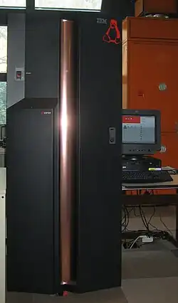 zSeries z800 Type 2066 sous Linux (à gauche)