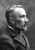 Pierre Curie (photo) et son frère Jacques firent la première démonstration expérimentale de l'effet piézoélectrique.