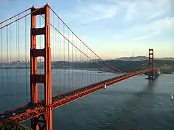 Le nombre de voitures qui passent sur le Golden Gate dans un laps de temps donné peut être modélisé par une loi de Poisson.