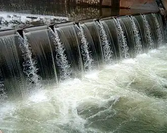 Exemple de seuil « à radier ». Une ou quelques planches peuvent être enlevées pour laisser passer plus d'eau.