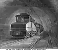 Locomotive électrique Baltimore & Ohio utilisée en appoint d'une locomotive à vapeur pour limiter la pollution dans un tunnel (1895).
