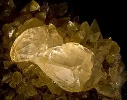 Calcite maclé sur {001} - Moux (Aude) (XX 5,1 x 3,2 cm)
