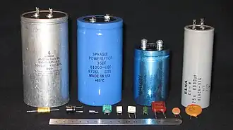 Des condensateurs de diverses capacités (au deuxième plan, 5&nbsp;000&nbsp;µF, 81&nbsp;000&nbsp;µF, 6&nbsp;500&nbsp;µF et 8&nbsp;000&nbsp;µF, derrière des condensateurs de moindre capacité).