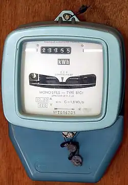 En France, après avoir été de couleur noire pour le courant monophasé 110 V, le compteur devient après 1963 « le compteur bleu » pour le nouveau courant 220 V domestique.