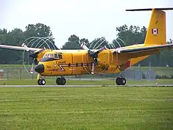 Traces de turbulence autour des hélices d'un avion dont le moteur monte en régime.