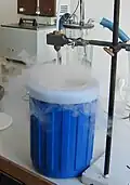 Empli d'azote liquide.