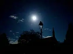 L’église Saint-Pierre de Plessix-Balisson au clair de lune, en Côtes-d'Armor.