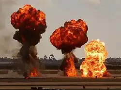 photographie couleur d'une série d'explosion