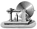 Générateur de Faraday, amélioré par Léon Foucault (années 1850) : la rotation du disque métallique D entre les pôles de l'aimant A crée un courant entre le centre et la périphérie du disque D.